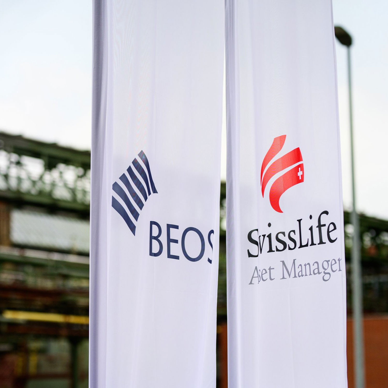 Aus einem Betonboden wachsen Rasenhalme, die das nachhaltige Zeitalter der FRANKFURT WESTSIDE symbolisch ankündigen 