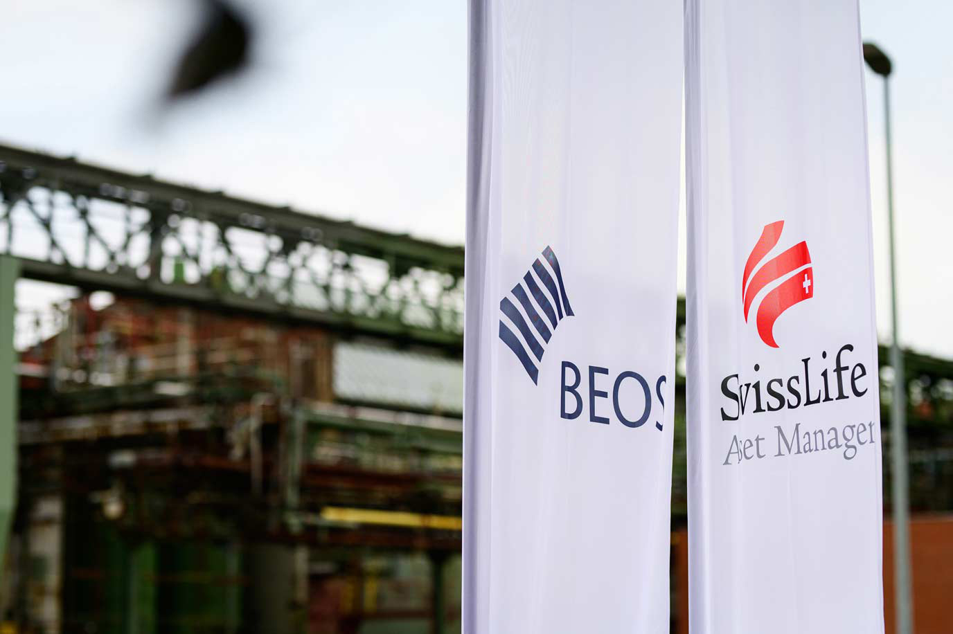 Weiße Fahnen mit Logos der BEOS und Swiss Life Asset Managers