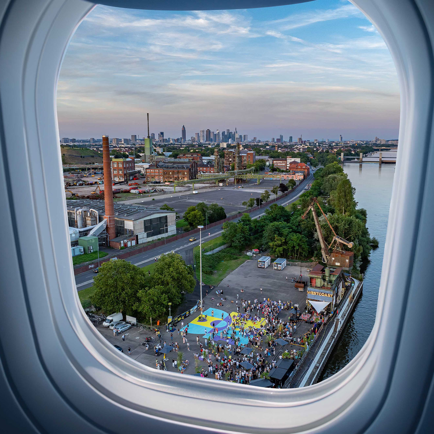 Eine S-Bahn-Station mit der Frankfurter Skyline im Hintergrund, von der aus man zur FRANKFURT WESTSIDE gelangt.